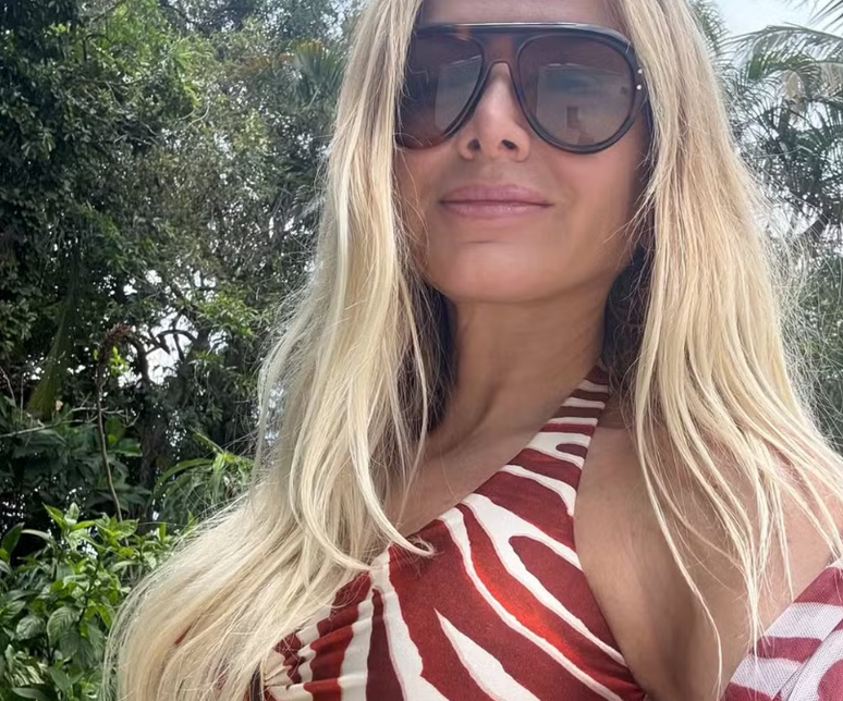 Eliana curte praia deserta