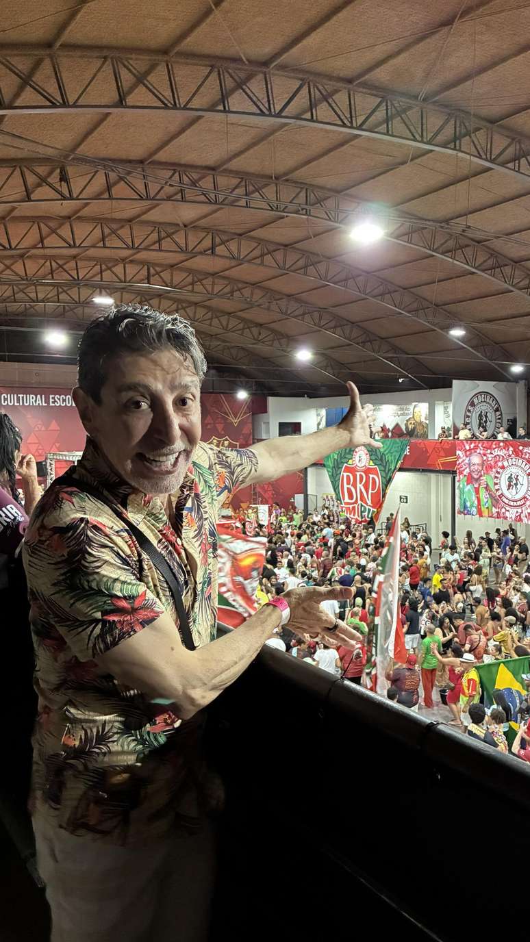 C&aacute;ssio Scapin comemora vit&oacute;ria na quadra da Mocidade Alegre