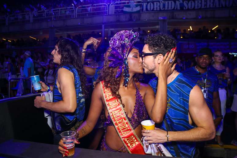 Iza e Jo&atilde;o Vitor se beijam na Sapuca&iacute; 