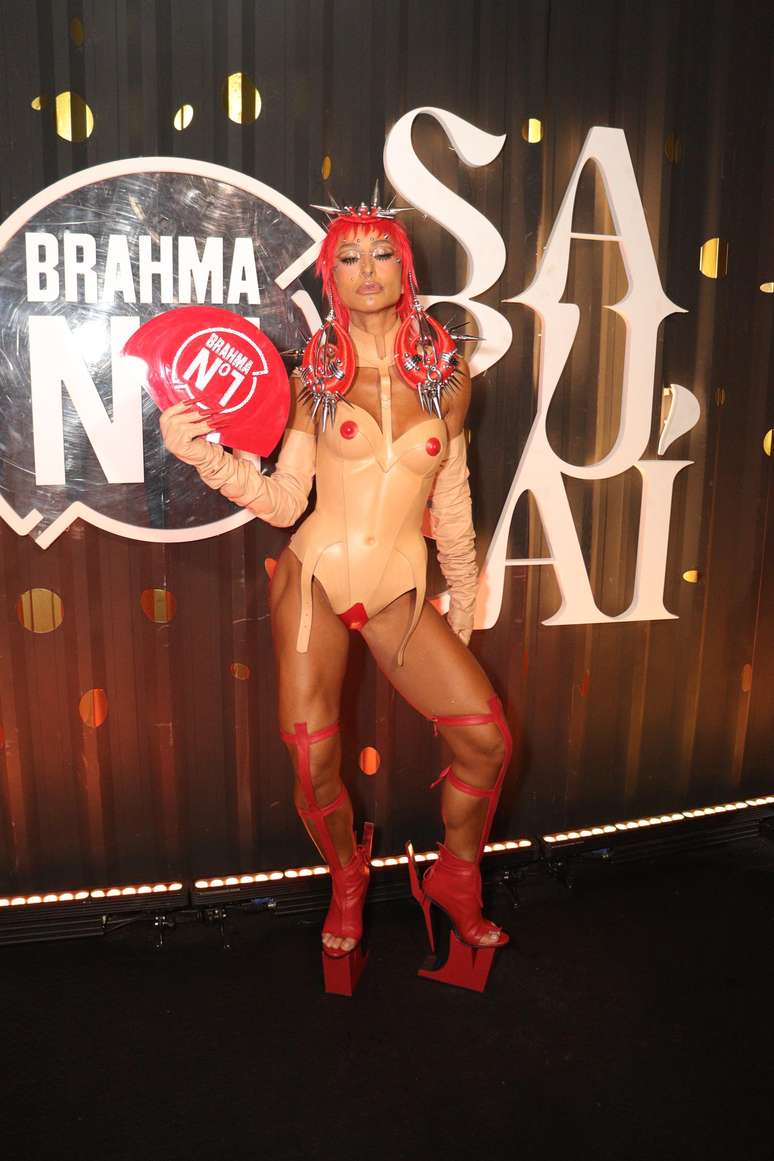 Sabrina Sato escolheu um look com ilus&atilde;o de &oacute;tica e que simula estar nua