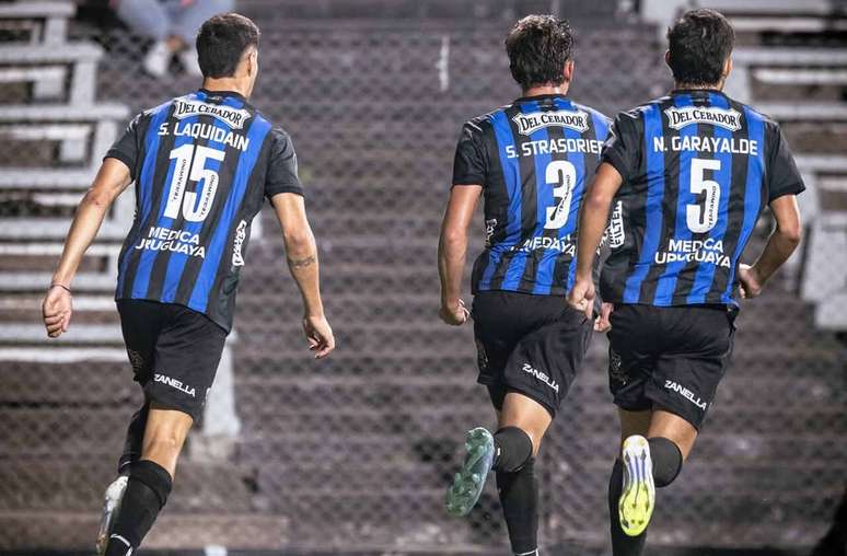 Strasorier, ao centro, comemora o seu gol para o Liverpool, no empate em 1 a 1 com o Inependiente Medell&iacute;n.