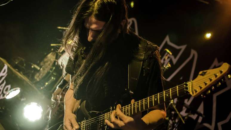 Desde os anos 1970, o cabelo longo virou &ldquo;uniforme informal&rdquo; do metal &ndash; depositphotos.com / Stefanphoto