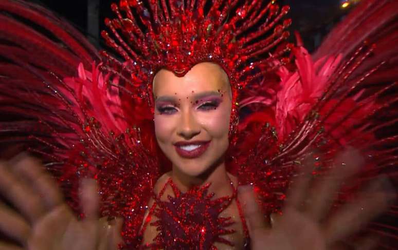 Virginia foi pela primeira vez rainha da bateria da Grande Rio.