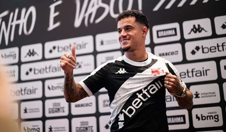 Coutinho sendo apresentado oficialmente no Vasco 