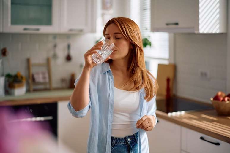 A hidrata&ccedil;&atilde;o e o consumo adequado de vitaminas e minerais s&atilde;o essenciais para fortalecer o organismo 