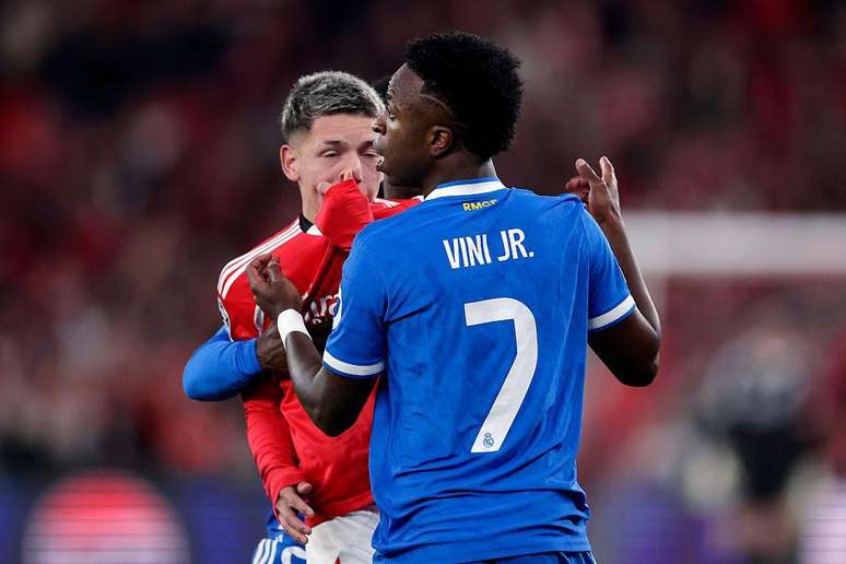 Gianlucca Prestianni e Vinicius Jr. durante partida do Benfica contra o Real Madrid