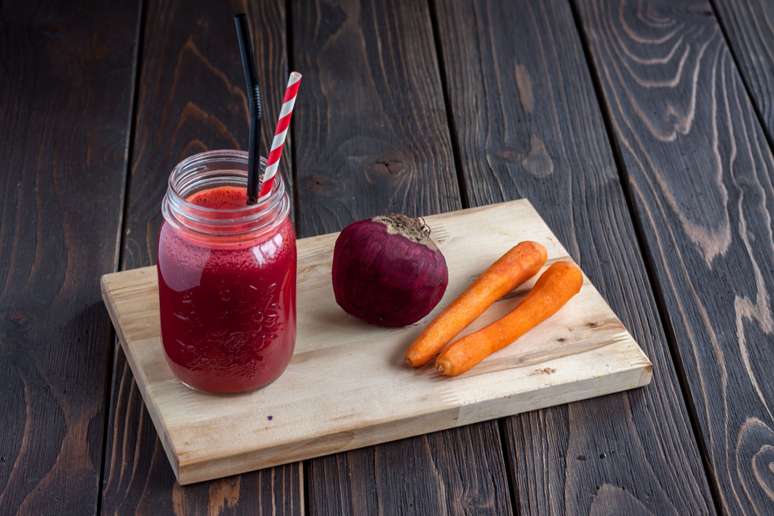 Suco detox de beterraba e cenoura 