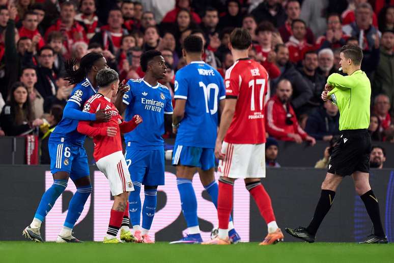 Discuss&atilde;o entre jogadores do Real Madrid e do Benfica 