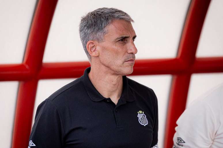 Santos, de Vojvoda, ainda insiste por um zagueiro para fechar janela &ndash;