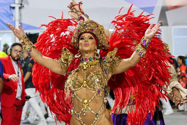 Viviane Ara&uacute;jo, rainha de bateria do Acad&ecirc;micos do Salgueiro na Sapuca&iacute;, na madrugada desta quarta, 18