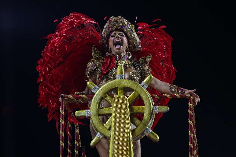 Viviane Ara&uacute;jo, rainha de bateria do Acad&ecirc;micos do Salgueiro na Sapuca&iacute;, na madrugada desta quarta, 18