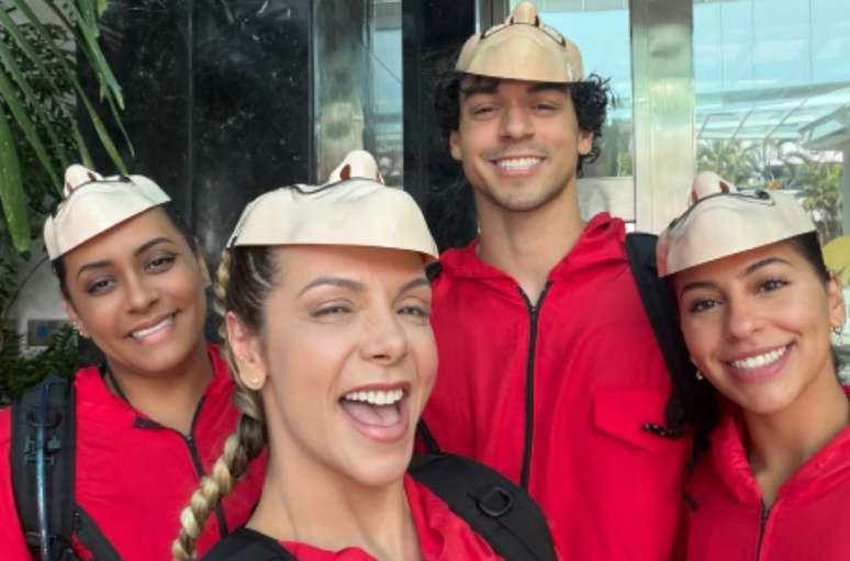 Carla Perez e familiares se vestiram de personagens de 'La Casa de Papel'