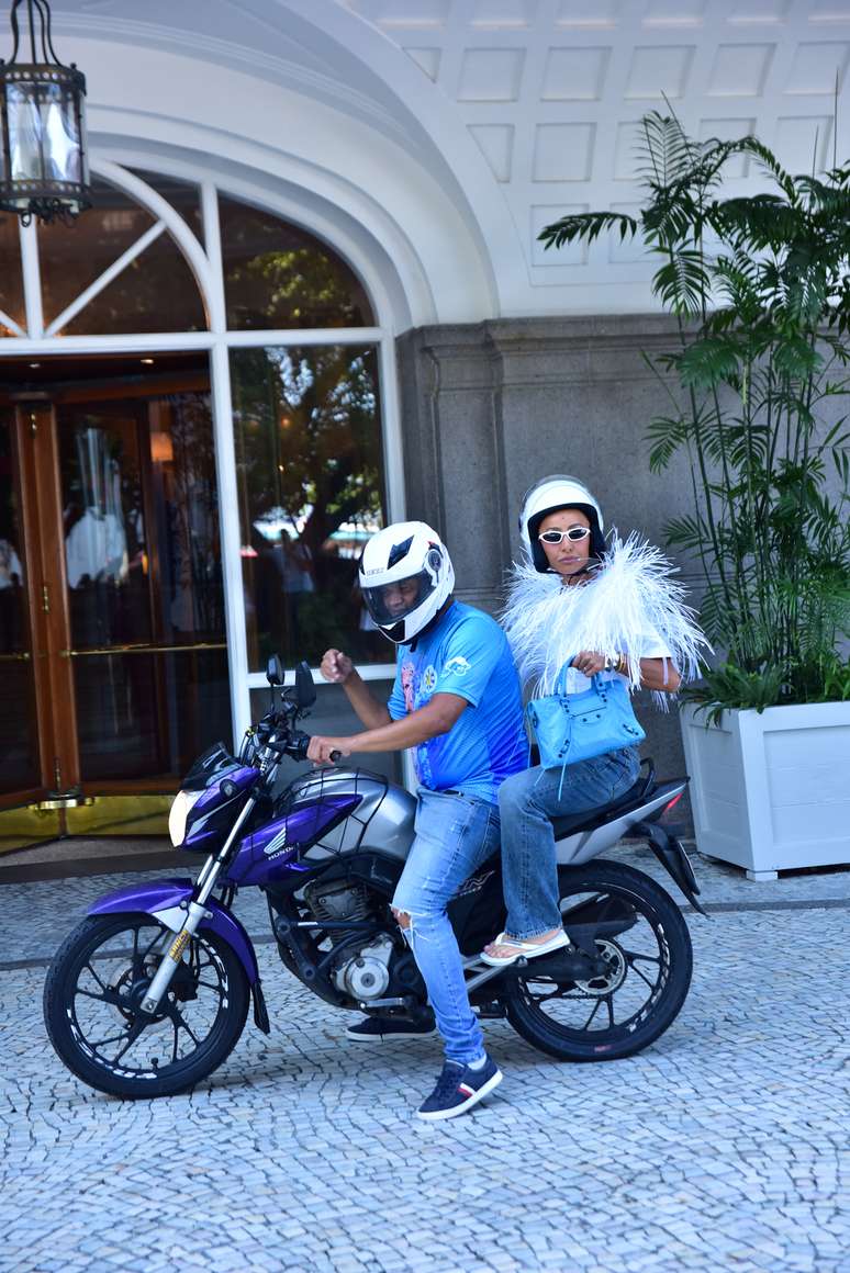 Sabrina Sato vai &agrave; apura&ccedil;&atilde;o das escolas de samba do RJ de motot&aacute;xi