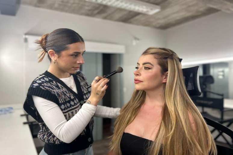 O p&oacute; transl&uacute;cido deve se concentrar na zona T do rosto 