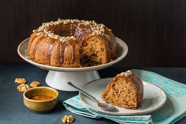 Bolo de cenoura com nozes e calda de caramelo 