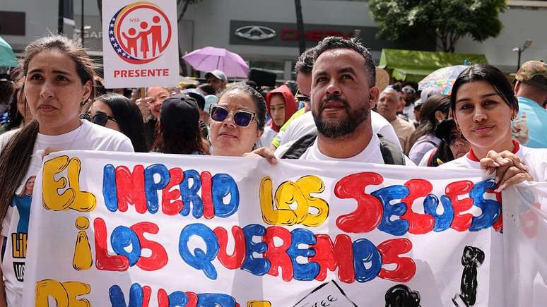 Leonardo Arca (o segundo &agrave; direita) protesta em Caracas