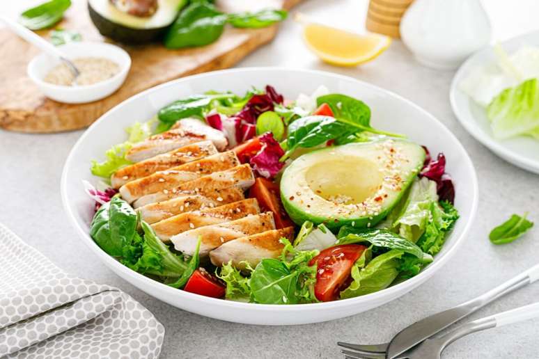 Salada detox com frango 