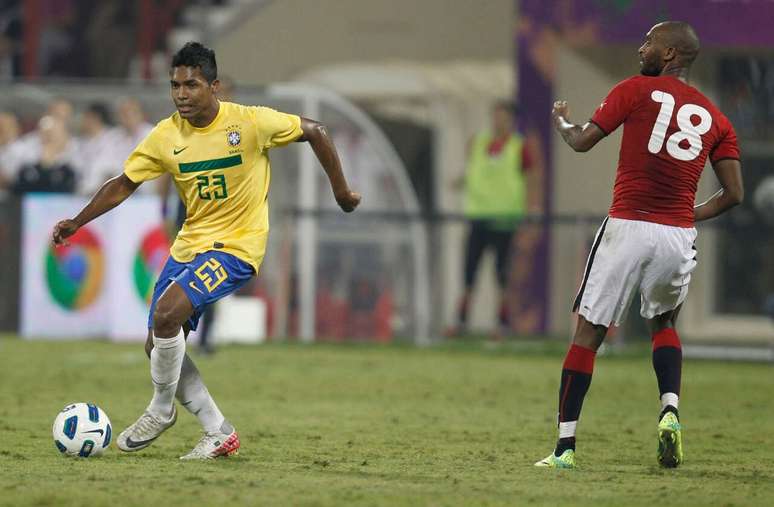 Alex Sandro em a&ccedil;&atilde;o durante o &uacute;ltimo amistoso entre Brasil e Egito, em novembro de 2011 &ndash;
