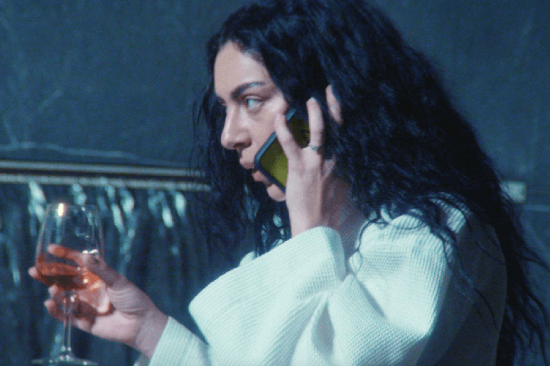 &ldquo;The Moment&rdquo; marca a estreia de Charli xcx como atriz, explorando os bastidores da fama de uma estrela pop 