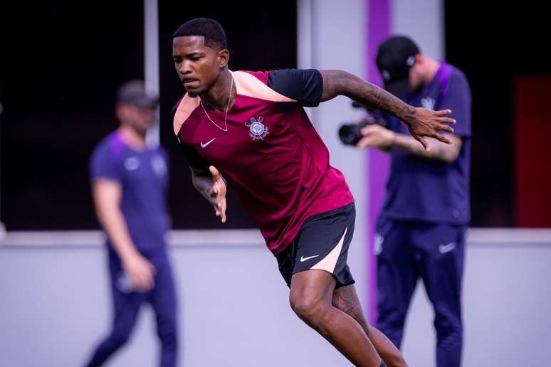 Vit&oacute;ria avan&ccedil;a para contratar Cac&aacute;, zagueiro do Corinthians &ndash;