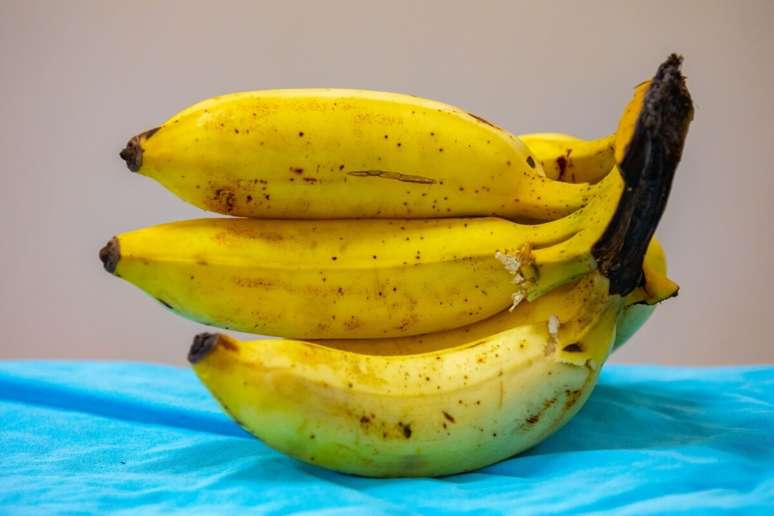 Menor e mais arom&aacute;tica, a banana-ma&ccedil;&atilde; combina bem com especiarias e saladas de frutas 