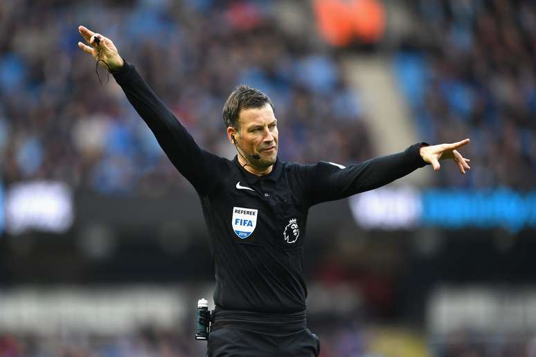 Mark Clattenburg apitando uma partida da Premier League 