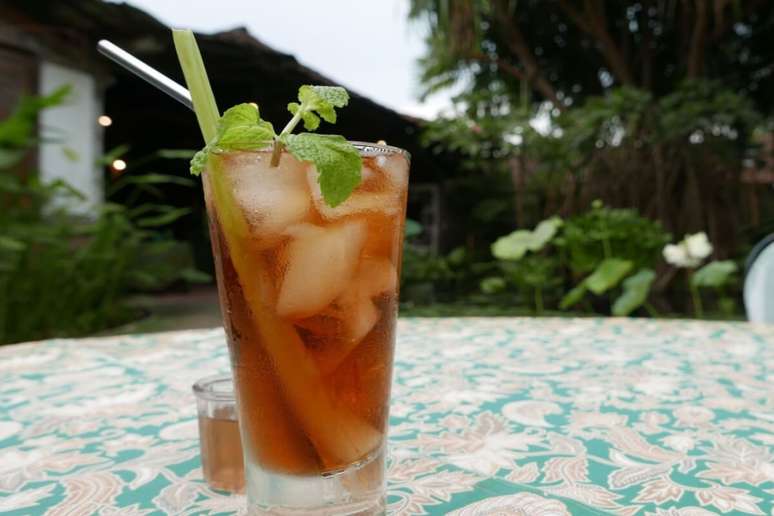 Ch&aacute; gelado de lim&atilde;o com capim-lim&atilde;o 