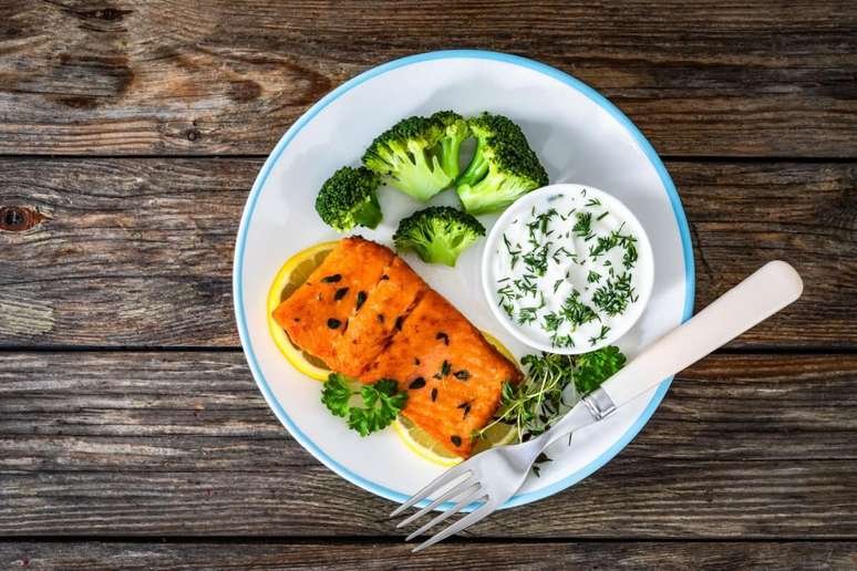 Salm&atilde;o grelhado com br&oacute;colis e molho de iogurte 