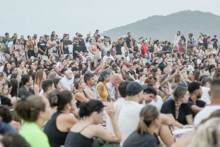 Comunidade crist&atilde; inspirada no surfe re&uacute;ne multid&atilde;o em praia de Florian&oacute;polis 