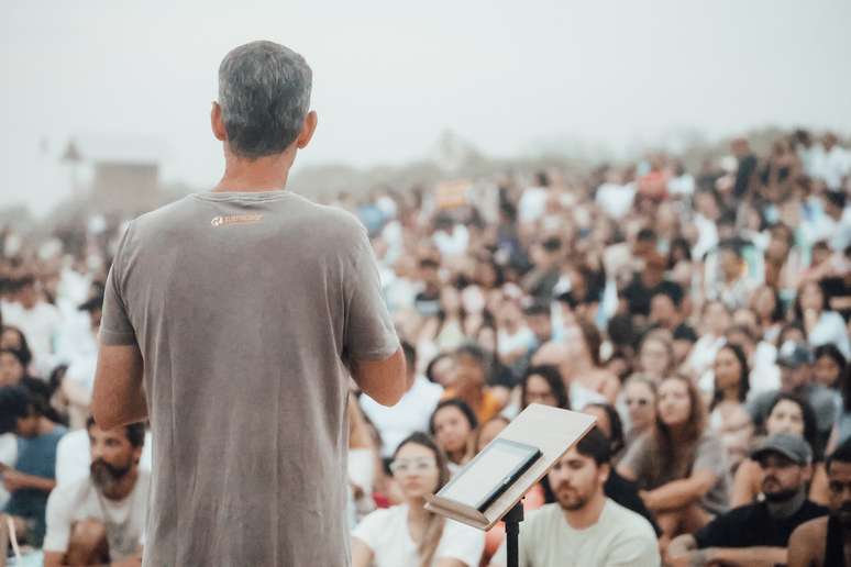 Culto com cerca de cinco mil pessoas na areia da praia chamou aten&ccedil;&atilde;o nas redes sociais e despertou curiosidade sobre uni&atilde;o entre f&eacute; e surfe