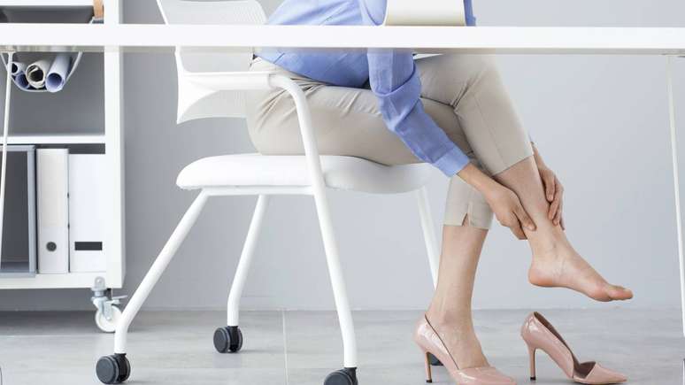 Entre as causas mais frequentes est&atilde;o: aumento repentino da pr&aacute;tica de exerc&iacute;cios, ficar muitas horas em p&eacute;, uso de cal&ccedil;ados sem apoio adequado do arco e sobrepeso &ndash; depositphotos.com / seb_ra