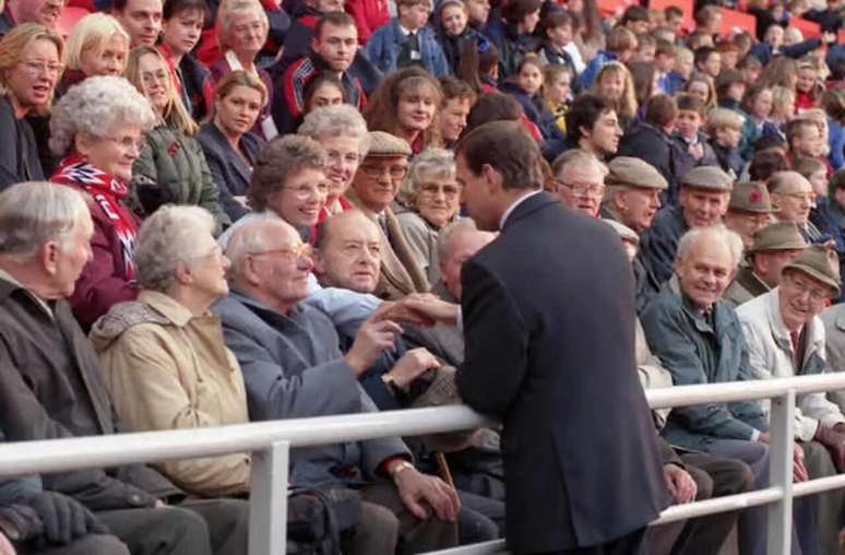Pr&iacute;ncipe Andrew conversa com torcedores do Sunderland na inaugura&ccedil;&atilde;o do Stadium of Light, em 1997 &ndash; Reprodu&ccedil;&atilde;o/Sunderland Echo