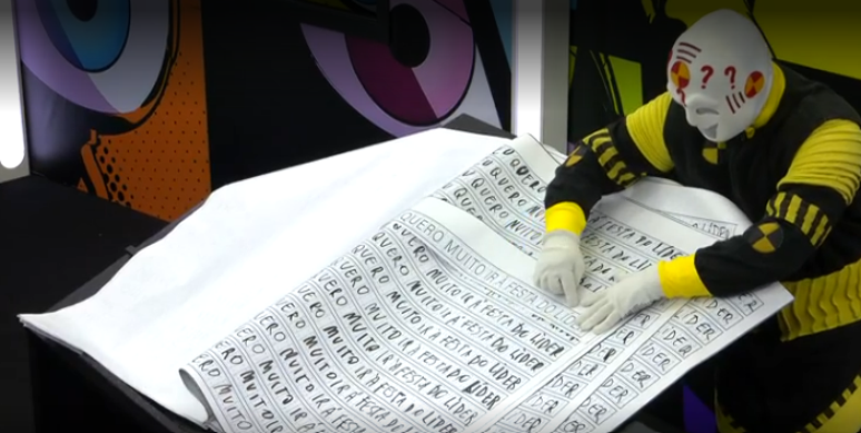 A sister precisava escrever em um caderno de 50 p&aacute;ginas a frase: "Quero muito ir &agrave; Festa do L&iacute;der".