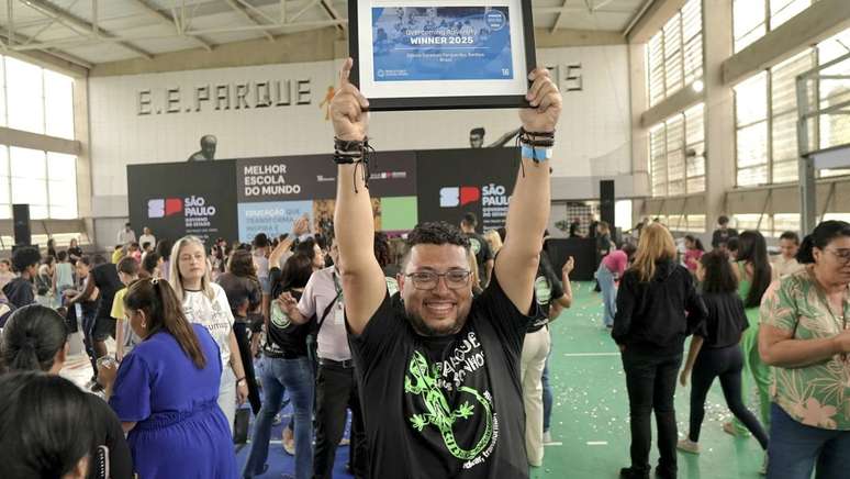 கியூபாடோவில் உள்ள EE Parque dos Sonhos இன் இயக்குனர் ரெஜிஸ் மார்க்ஸ், T4 கல்வியில் இருந்து 'உலகின் சிறந்த பள்ளி' என்ற பட்டத்தை கொண்டாடுகிறார்.