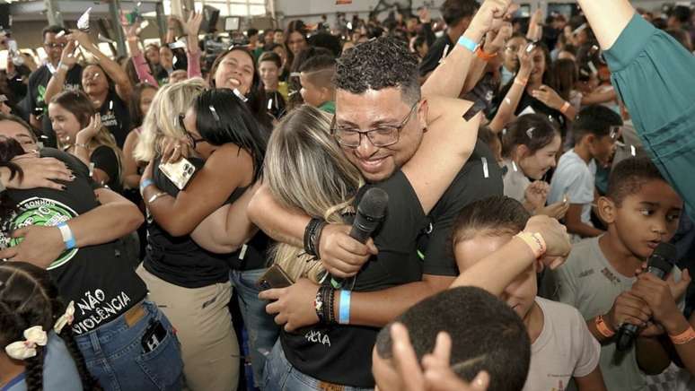 கியூபாடோவில் உள்ள EE Parque dos Sonhos இன் இயக்குனர் ரெஜிஸ் மார்க்ஸ், T4 கல்வியில் இருந்து 'உலகின் சிறந்த பள்ளி' என்ற பட்டத்தை கொண்டாடுகிறார்.