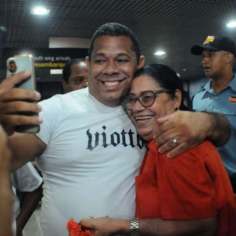 Dona Delma posa com f&atilde; no aeroporto