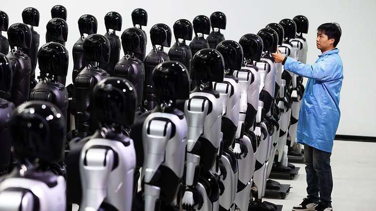 Rob&ocirc;s humanoides em uma f&aacute;brica em Xangai, na China