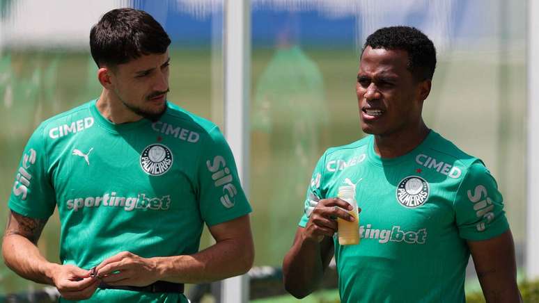 Jhon Arias (direita) deve estrear pelo Palmeiras neste final de semana, diante do Capivariano &ndash;