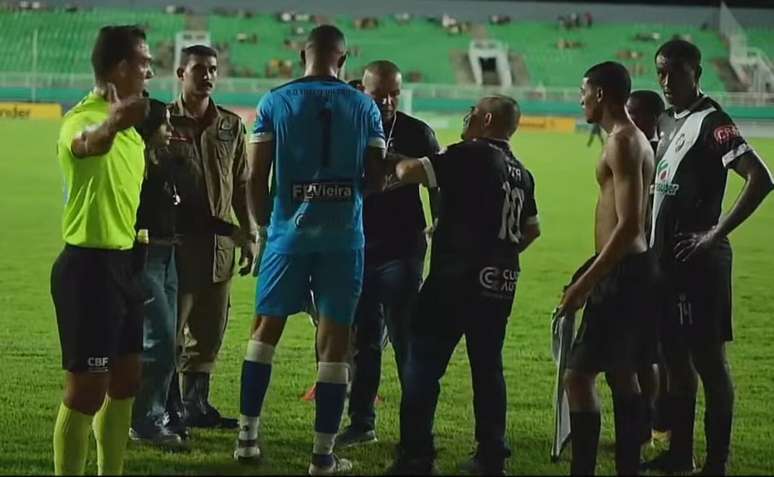 Goleiro Bruno recebe atendimento m&eacute;dico &ndash;