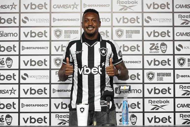 Ex-Gr&ecirc;mio, Eden&iacute;lson &eacute; apresentado pelo Botafogo &ndash;