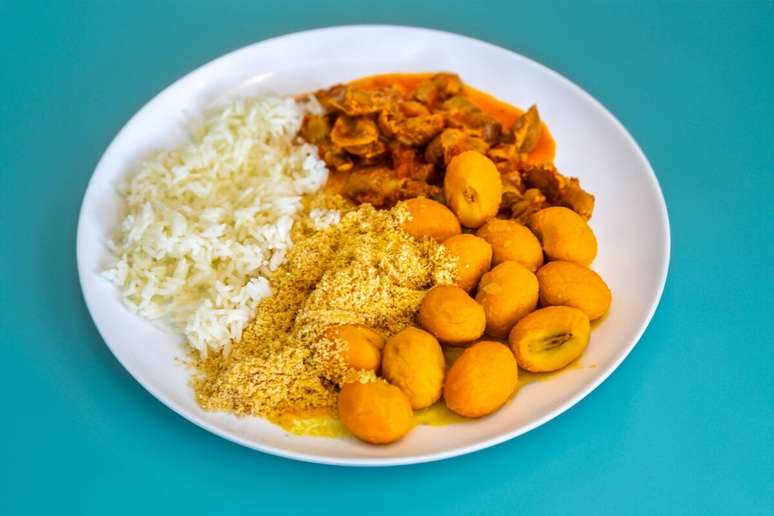 Moela de frango com pequi, arroz e farofa 
