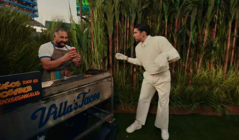 Victor durante o show de Bad Bunny no Super Bowl