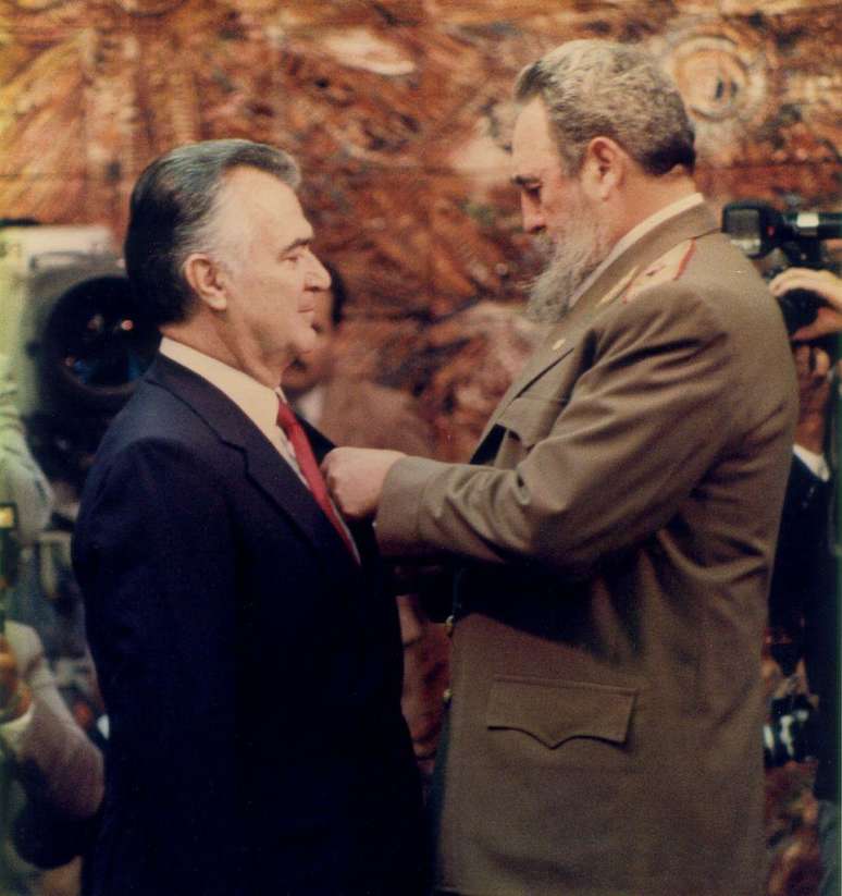 O presidente Miguel de la Madrid foi condecorado por Fidel Castro durante visita a Havana, em 1988