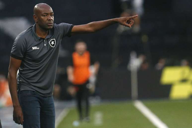 Cl&aacute;udio Ca&ccedil;apa, que j&aacute; treinou o Botafogo, deixa o cargo de auxiliar permanente &ndash;