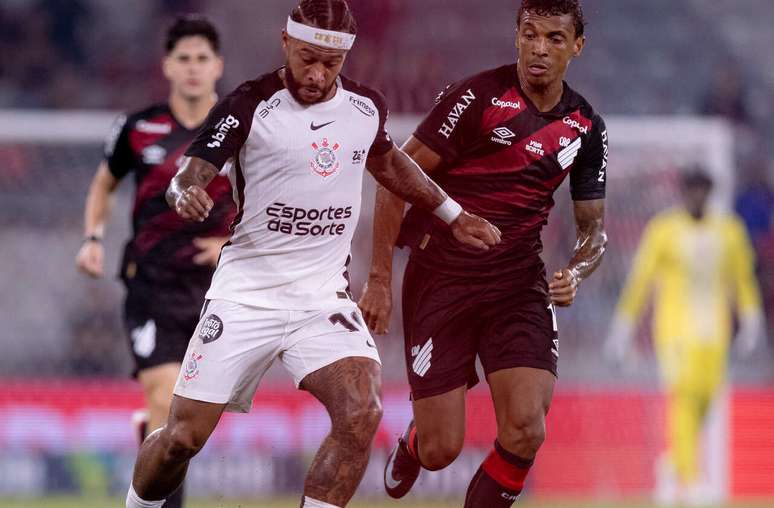 Memphis ironiza arbitragem e detona sint&eacute;tico de jogo do Corinthians &ndash;