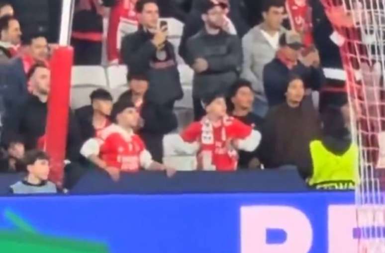 Torcedores do Benfica foram flagrados imitando macaco para Vini Jr &ndash; Reprodu&ccedil;&atilde;o de video