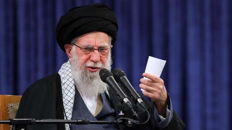 Fotografia disponibilizada pelo Escrit&oacute;rio do L&iacute;der Supremo do Ir&atilde; mostra o aiatol&aacute; Ali Khamenei discursando durante uma cerim&ocirc;nia em Teer&atilde;, no dia 17 de fevereiro de 2026