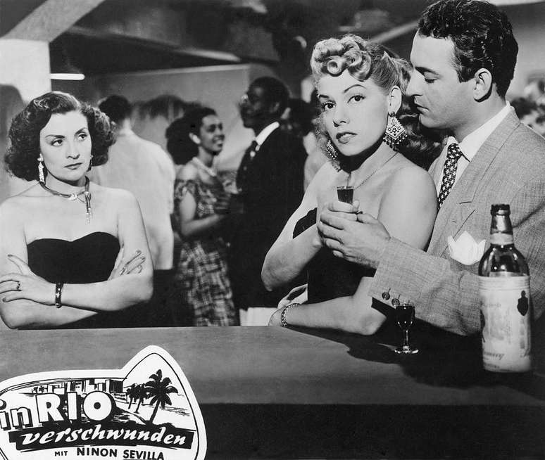 Diversas atrizes cubanas, como Nin&oacute;n Sevilla (ao centro, segurando um copo de bebida), participaram da era de ouro do cinema mexicano