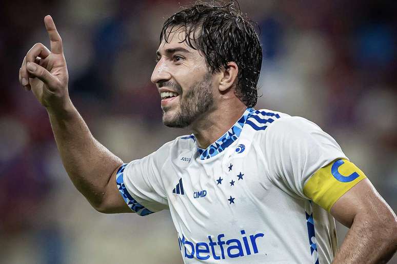 Lucas Silva em campo pelo Cruzeiro &ndash;