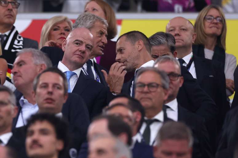 యూరోపియన్ ఛాంపియన్‌షిప్ మ్యాచ్ సందర్భంగా ఇన్ఫాంటినో సెఫెరిన్‌తో మాట్లాడుతున్నాడు 